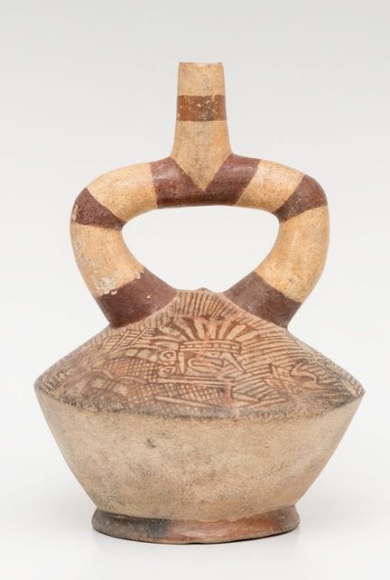 器皿；莫切文化，秘鲁；公元300–400年。

彩绘赤陶。

尺寸：21 × 11 厘米。

来源：