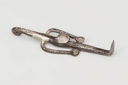 供品；凯尔蒂贝里亚风格，公元1至2世纪。

银质。

尺寸：6.3 × 1.7 × 1.7 厘米。
