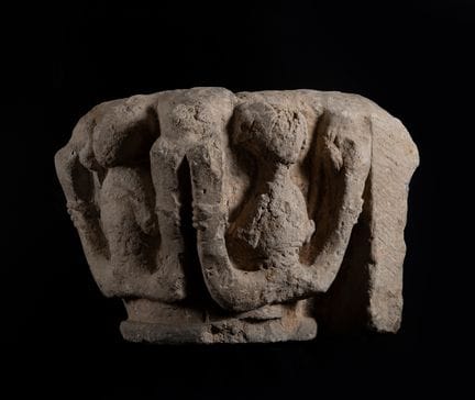 Chapiteau roman ; XIIIe siècle.

Pierre. 

Dimensi
