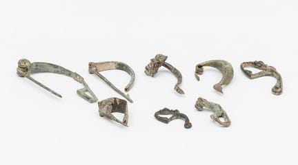 一套八枚凯尔蒂贝里亚式胸针，公元前3世纪至公元前2世纪。

青铜。

尺寸：4 × 7 × 1.5 