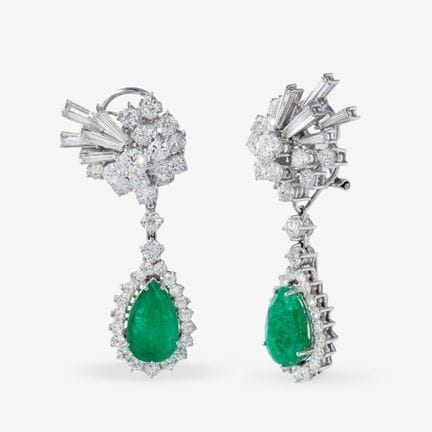 Une paire de boucles d’oreilles des années 1960, a