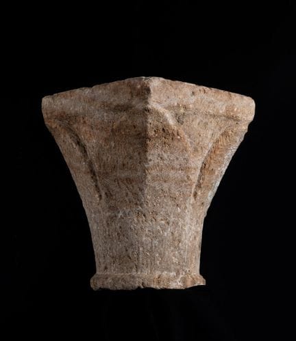 Chapiteau gothique ; XIVe siècle. 

Pierre sculpté