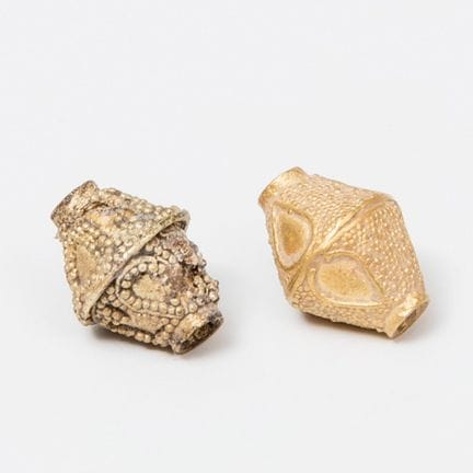 一对伊比利亚半岛珠饰，5至6世纪。

黄金。

其中一颗在照片中可见破损。

尺寸：1 × 1 厘米