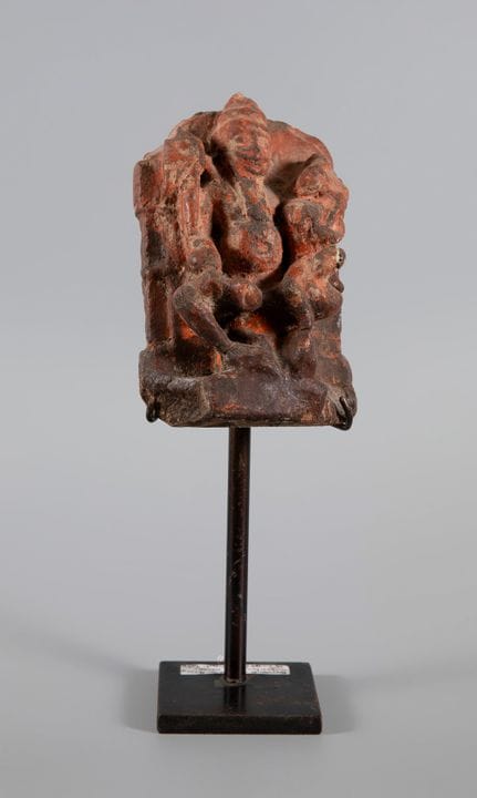 石碑残片。拉贾斯坦王国，16世纪。

砂岩。

尺寸：14.5 × 10 × 5 厘米；27 × 1