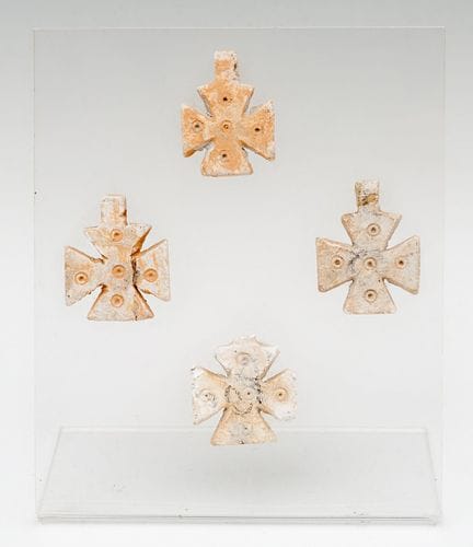 一套希腊十字形护身符，拜占庭，公元6世纪。

雕刻石灰岩。

其中一个十字架的一条横臂曾经过修复。
