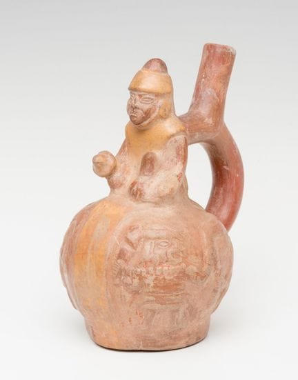 带把手的器皿；莫切文化，秘鲁；公元300–400年

赤陶。

尺寸：23 × 11 × 16 厘米