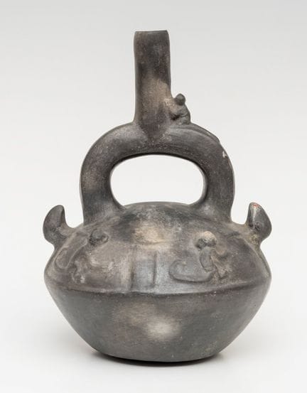 器皿；莫切文化，秘鲁；公元300–400年

黑色陶器。

尺寸：25 × 15.5 × 15 厘米