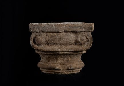 Chapiteau ionique ;

Pierre sculptée.

Dimensions 
