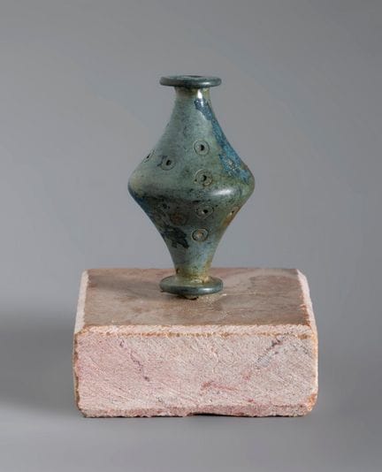双锥形碗。古希腊，几何风格时期（约公元前800–600年）。

青铜。

尺寸：4.5 × 2.5 