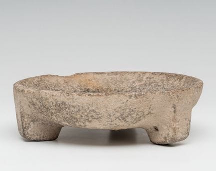 香炉；近东地区，约公元前4000年。

铜石并用时代，玄武岩制。

尺寸：5.5 × 19 厘米。
