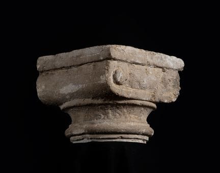 Chapiteau ionique ;

Pierre sculptée.

Dimensions 
