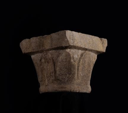 Chapiteau roman ; XIIe siècle. 

Pierre sculptée. 