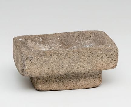 铜石并用时代祭坛；近东地区，约公元前4000年。

铜石并用时代的玄武岩。

尺寸：7.3 × 15