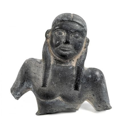 来自波斯湾的人形挂锁残片；早期王朝第二时期，约公元前2600–2400年。

灰色绿泥石。

来源：