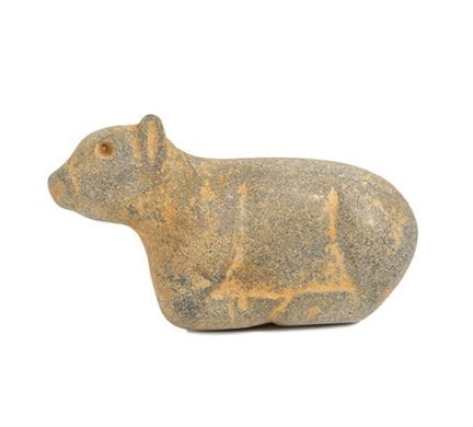 牛形护身符。苏美尔，美索不达米亚，公元前3300–2900年。

石质。

来源：英国汉普郡私人收藏