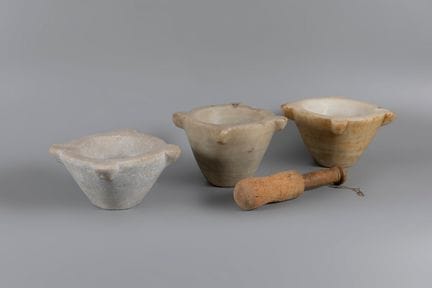 Ensemble composé de trois mortiers et d’un pilon ;