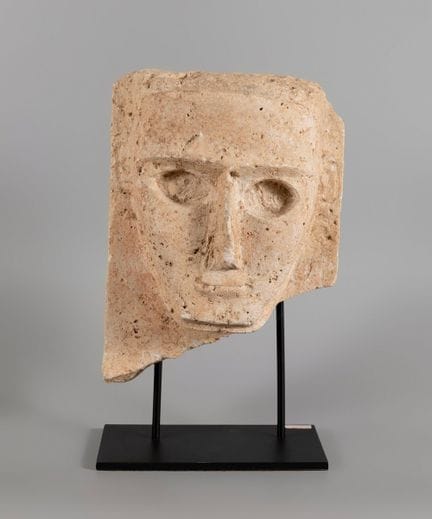 示巴王国的墓碑。也门，公元前2世纪至公元前1世纪。

石灰岩。

来源：私人收藏，英格兰，1978年