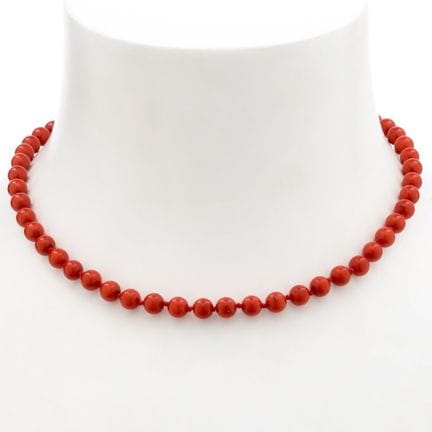 Choker made of coral beads, 7 mm in diameter. Silv