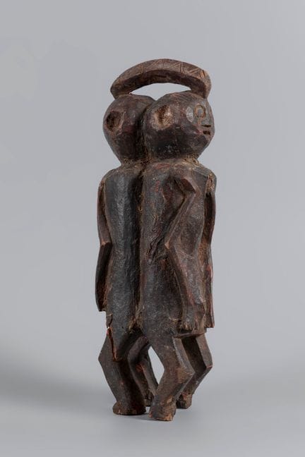 拟人化雕像；非洲，20世纪。

木雕。

尺寸：33 × 11 × 8 厘米。


来源：拉蒙·马蒂
