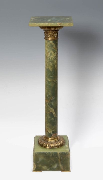 Column-shaped pedestal, early 20th century.

Onyx 