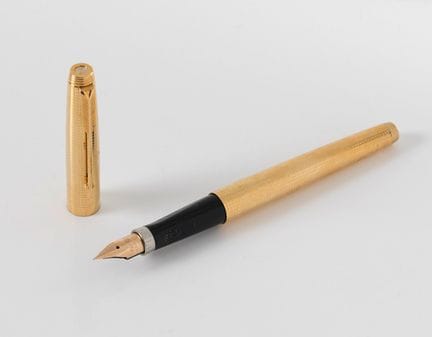 PARKER Fountain Pen

Gold-plated metal and black s