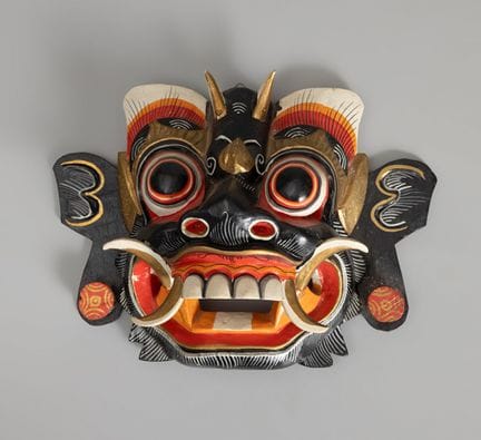 朗达面具；印度尼西亚巴厘岛，20世纪。

彩绘木雕。

尺寸：17 × 22 厘米。


来源：拉蒙