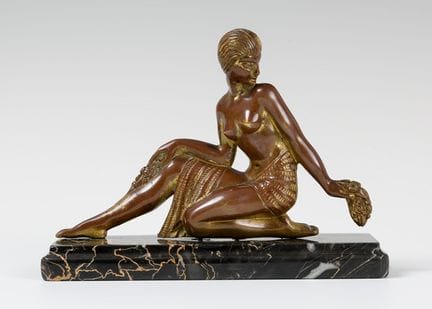 雕塑，1930年代。

镀金青铜，大理石底座。

尺寸：18 × 13 厘米。


来源：拉蒙·马蒂