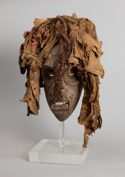 面具；非洲，20世纪。

木材和天然纤维。

尺寸：42 × 30 × 18 厘米。


来源：拉蒙