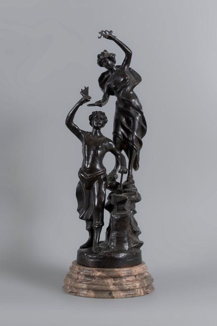 法国画派；20世纪。

“荣耀加冕劳动”。

青铜。

尺寸：55 × 20 厘米。


来源：拉蒙