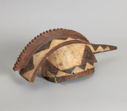 公鸡面具（Wan-noraogo）；莫西族，布基纳法索，20世纪。

木雕，彩绘。

尺寸：18 ×