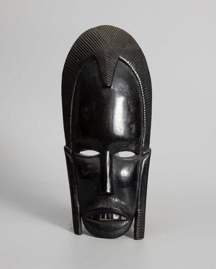 面具；肯尼亚，非洲，20世纪。

黑漆木。

附标签。

尺寸：31.5 × 13.5 厘米。


