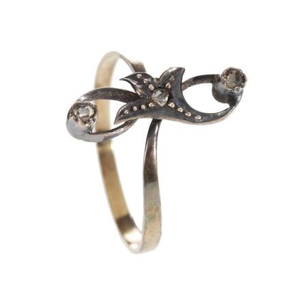 18-karat yellow gold ring in a modernist shuttle d