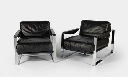 ROCHE BOBOIS。法国。

一对扶手椅，约1970年代至1980年代。

黑色皮革与镀铬钢材