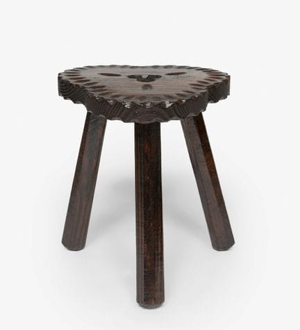 Brutalist 凳子；西班牙，20 世纪 60 年代。 

木质雕刻。 

尺寸：35 x 29