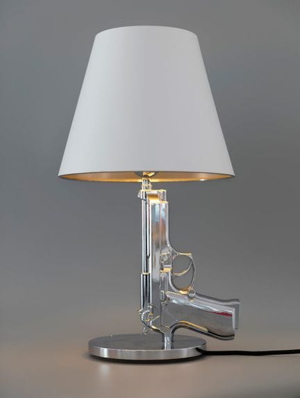 菲利普·斯塔克（巴黎，1949年）为Flos设计。

“Bedside Gun”台灯，设计于2005
