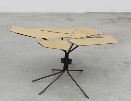 边桌；中世纪风格，约1970年。

铁质与镀金金属。

有使用痕迹。

尺寸：39 x 74 x 4