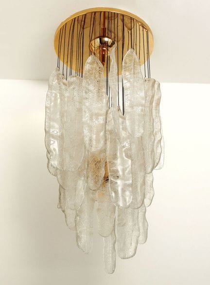 枝形吊灯；MAZZEGA，1970年代。

穆拉诺玻璃与镀金金属。

尺寸：100 x 40 x 4