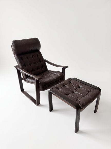 比约恩·达尔克维斯特（芬兰，1960–1969）。

带脚凳的扶手椅，20世纪60年代。

木材和皮