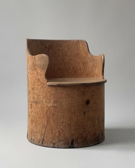 传统“kubbstol”扶手椅。瑞典，1903年。

采用手工雕刻并掏空的实木松木制成。

椅座上带