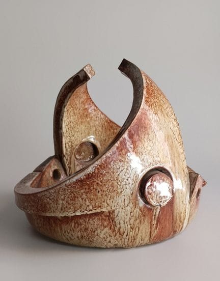 中心装饰品。西班牙，20世纪70年代。

釉面陶瓷。

尺寸：24 × 26 × 26 厘米。


