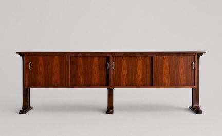 一款20世纪60年代的西班牙设计餐边柜。

玫瑰木。

尺寸：70 x 210 x 45 厘米。

