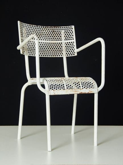 据传为雷内·马拉瓦尔（法国，20世纪）作品。

花园扶手椅，约1950年。

钢管与冲孔金属板，白色