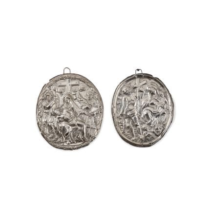 PAIRE DE PLAQUES EN ARGENT DU XVIIIe SIÈCLE - Oval