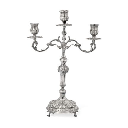 CANDELABRO DE PLATA DEL SIGLO XIX - Cincelado, con