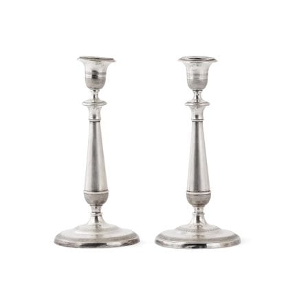 PAR DE CANDELABROS DE PLATA DE FRANCIA, MITAD DEL 