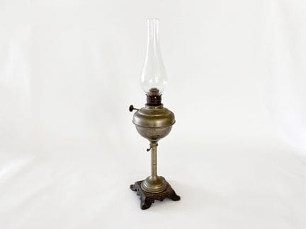ÖLLAMPE AUS DEM 20. JAHRHUNDERT – Metall und Glas.
