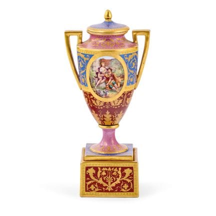 JARRÓN - Viena, siglo XX. Porcelana policromada. 2
