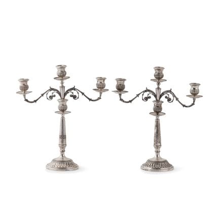 PAR DE CANDELABROS DE PLATA DE FINALES DEL SIGLO X