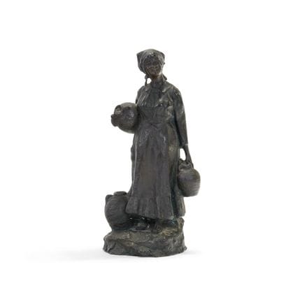 19世纪匿名艺术家《乡村女子》——深色铜绿青铜雕塑。47.00 × 25.00 × 19.00 厘米