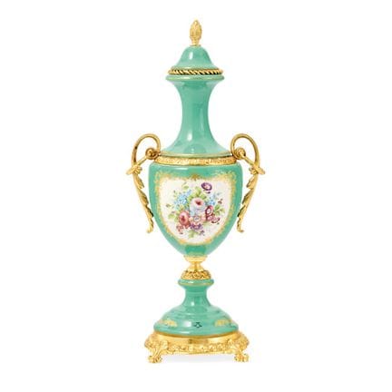 VASE MIT DECKEL IM SÈVRES-STIL, 20. JAHRHUNDERT – 